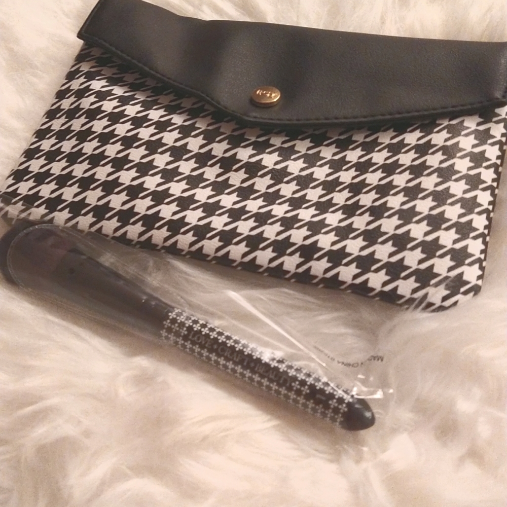 COPY - 5/$20 LOVECRAFT BEAUTY #1 BRUSH AND IPSY POUCH
